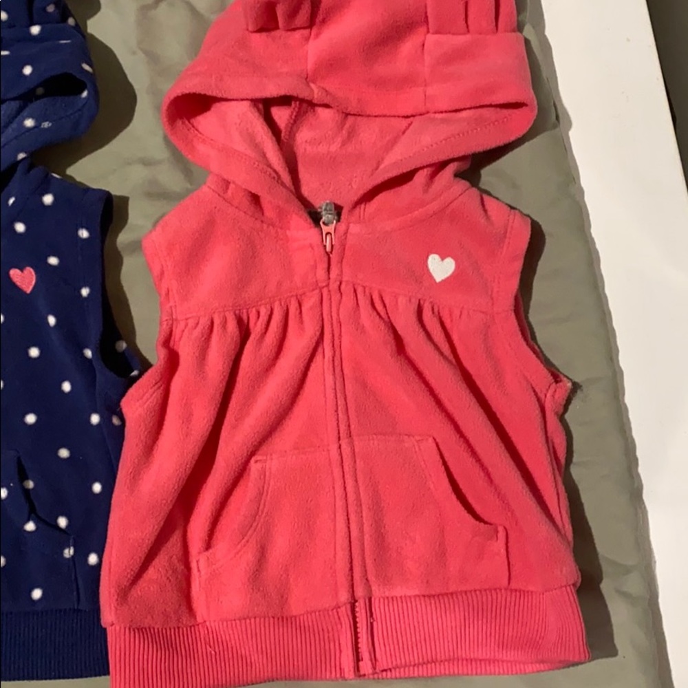 2 Carter’s feeds vests - Picture 3 of 3